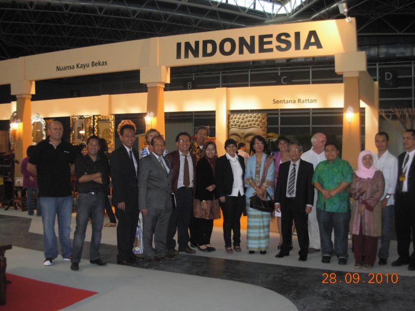  El Cuerpo diplomático indonesio visitando a los fabricantes que expusieron en la Feria.